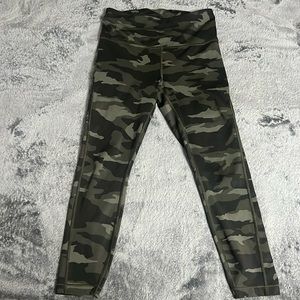 Athleta army print capri leggings size XSP, 7/8 tight